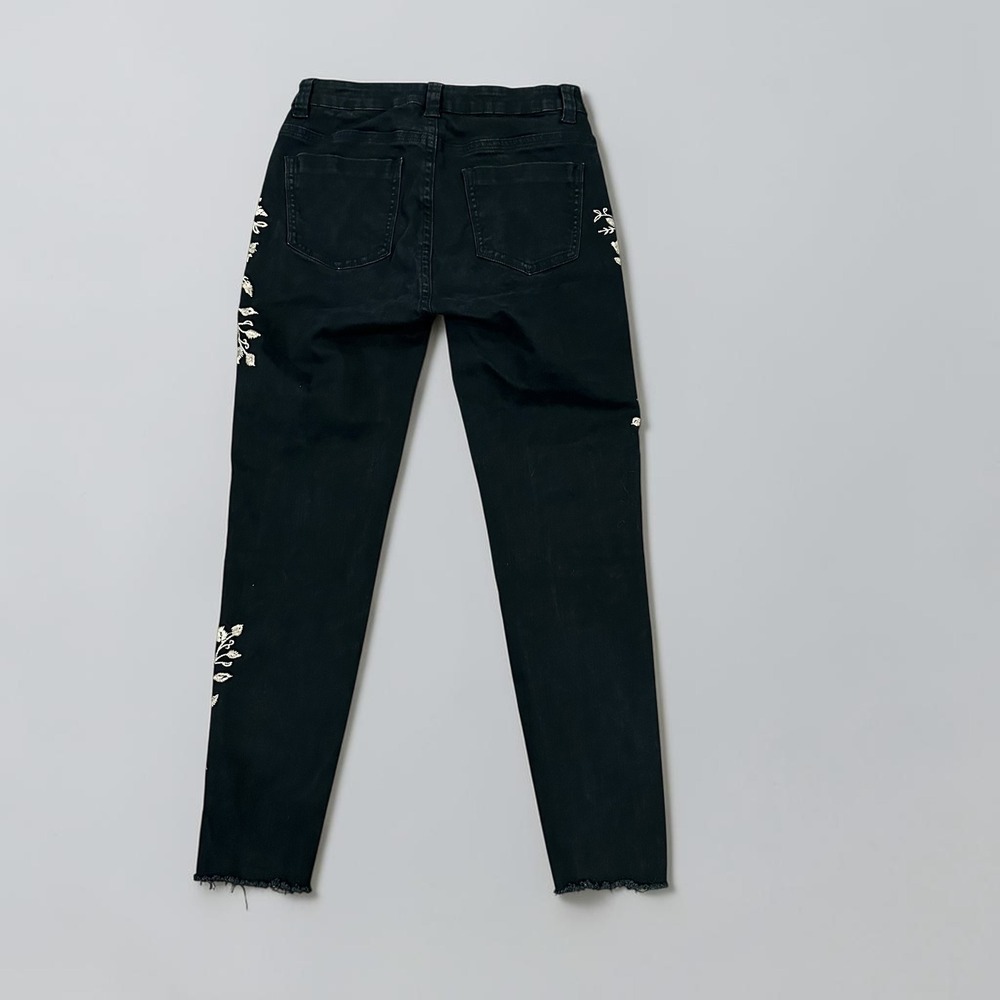 Reba Women Black Floral Embroidered Skinny Jeans Raw Hem Size 6 Stretch Denim - Picture 2 of 5